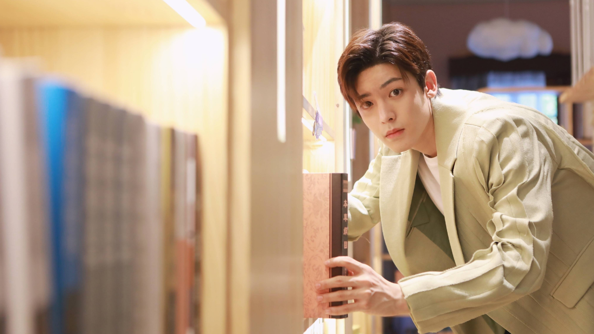 演员侯明昊,电视剧《寒武纪》中帅气的捡子哥,来看帅照