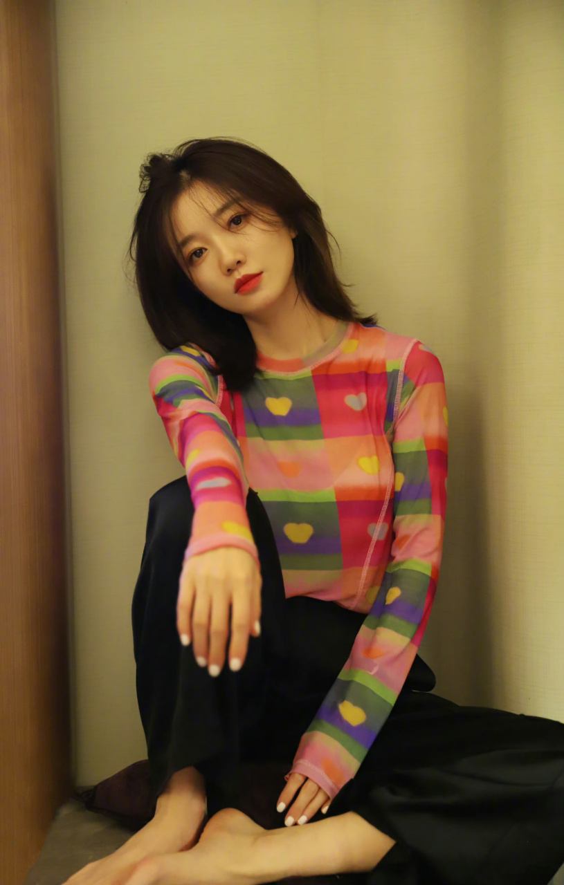 于莎莎  光脚丫