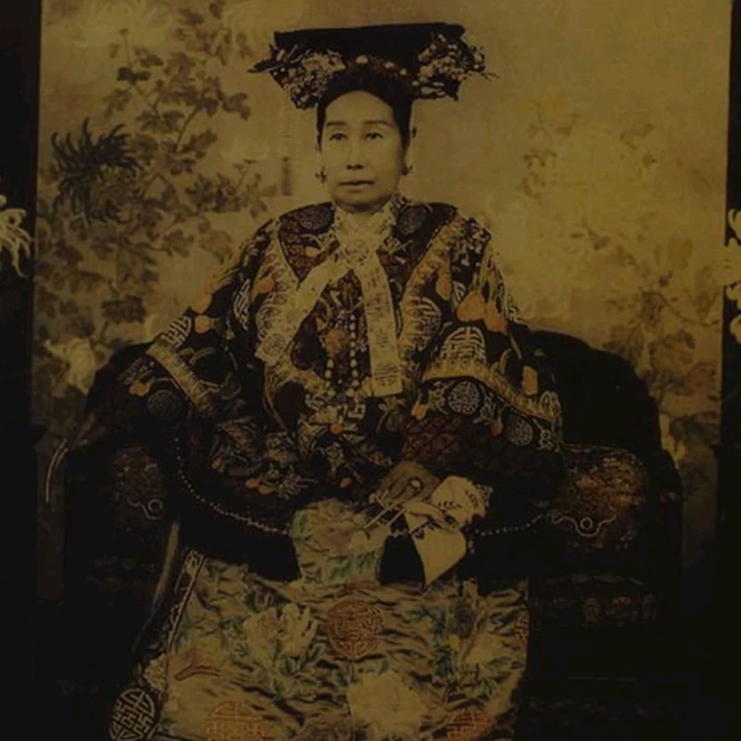 同治去世74天后,皇后离奇死亡,后被盗墓贼扒光衣服,剖开肚子