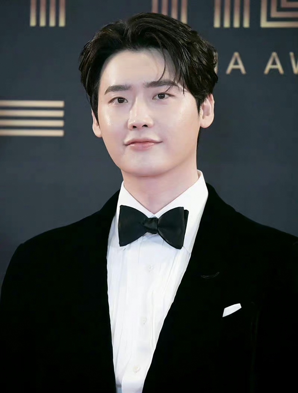 可爱的李钟硕,皮肤还是保养得很好的.  #明星生图大赏