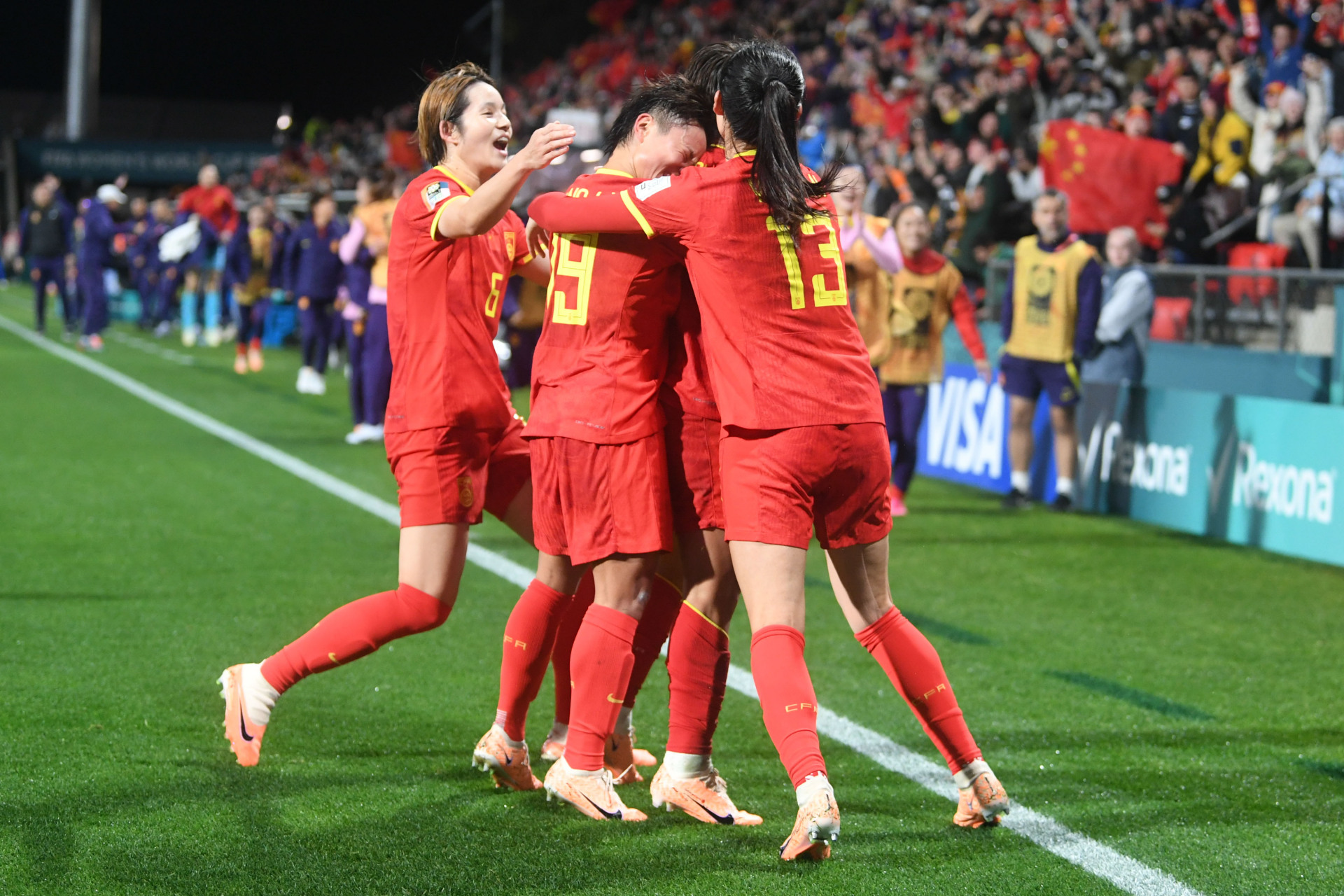 有一种无奈叫中国男足,有一种信仰叫中国女足,铿锵玫瑰再次绚丽绽放