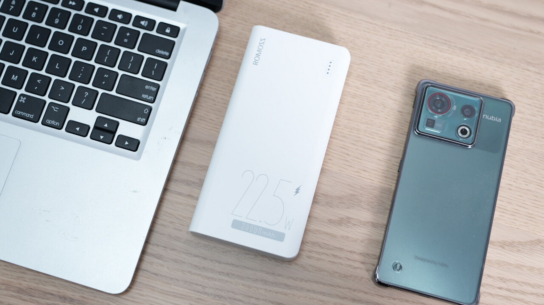 这款罗马仕sense6 20000毫安充电宝包含了两个 usb-a 输出口和一个