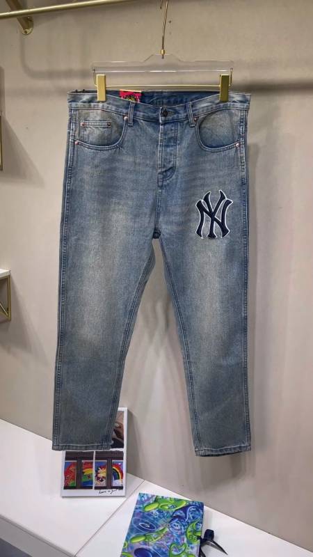 古驰夏季牛仔裤,立体的刺绣工艺太精致了,深受广大群众喜爱.-度小视