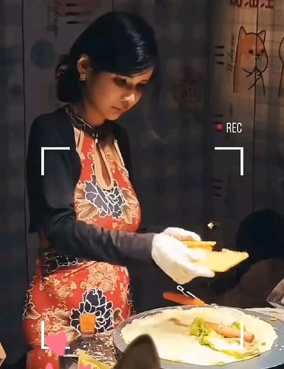 曾轻生的网红“狗头萝莉”转行卖煎饼