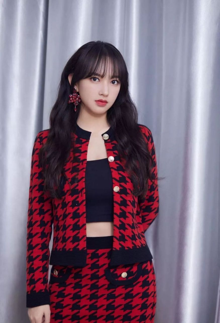 程潇,标准的瓜子脸,面部轮廓清晰流畅,有很强的可塑性.