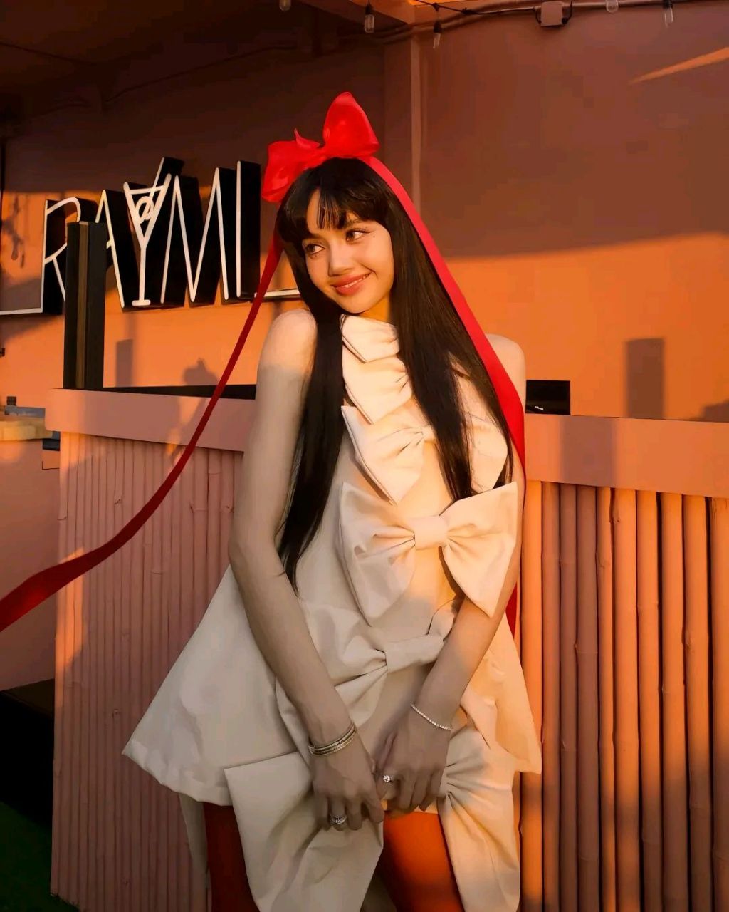 lisa红色蝴蝶结头饰造型甜美性感#一眼沦陷# #惊艳瞬间# #娱乐明星