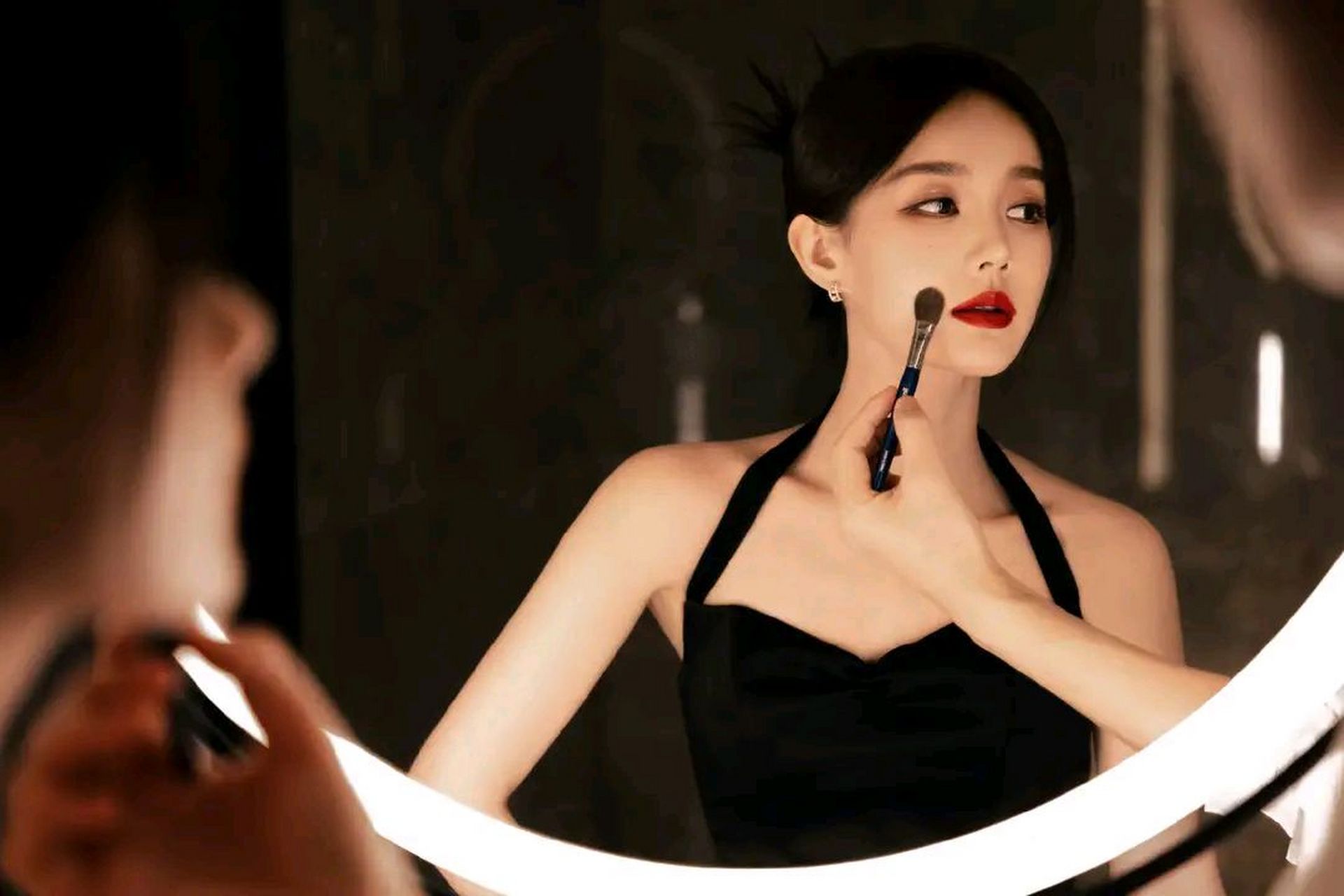 李一桐财阀千金造型,烈焰红唇挂脖黑裙,诠绎婀娜多姿的暗夜玫瑰!