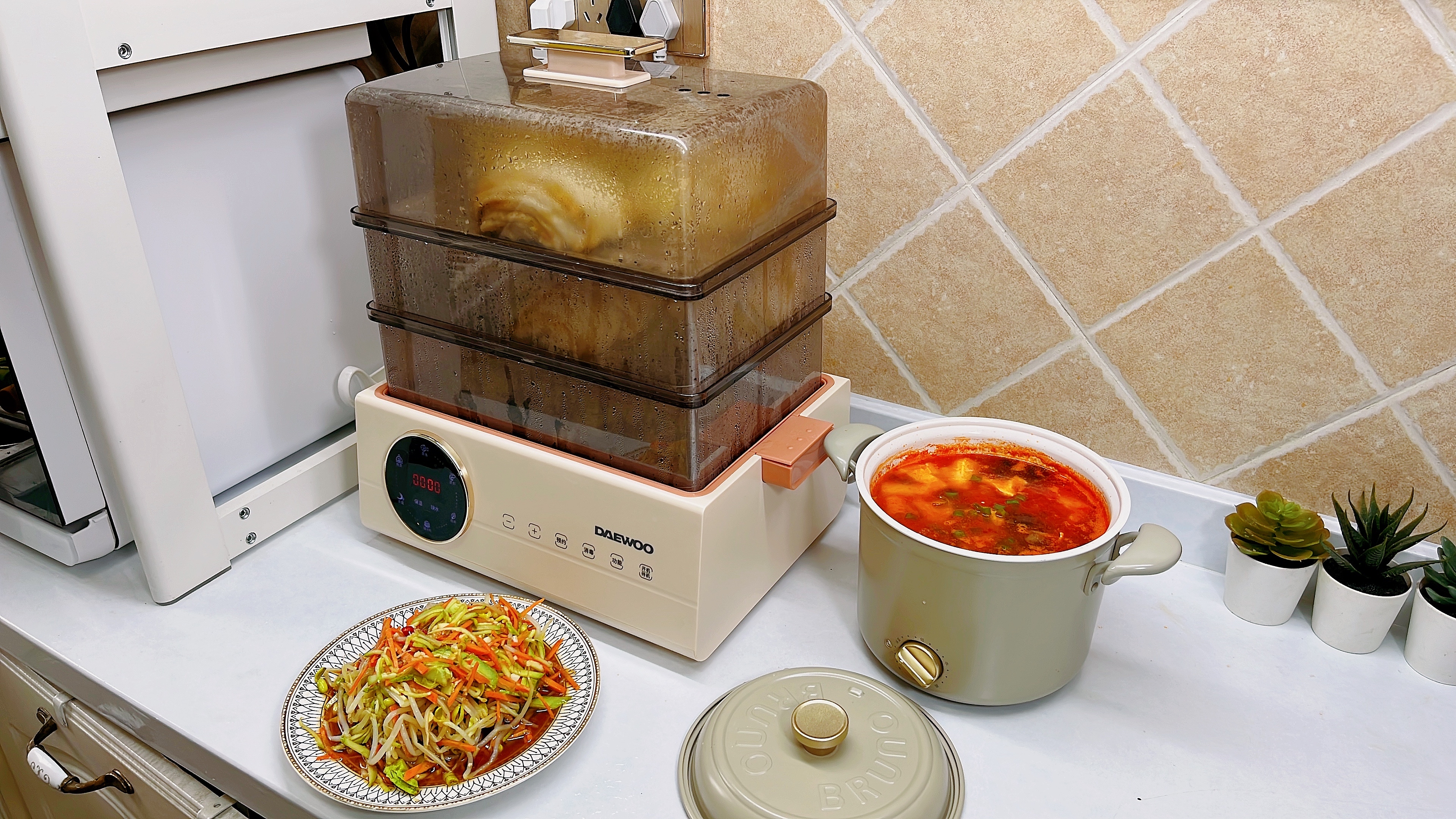 厨房必备小家电,519电蒸锅上汽快容量大,199小嗨锅能煮还能炒