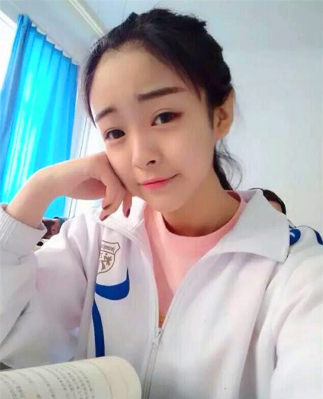 加拿大17岁女学生穿吊带裙上课被赶回家,校方:引男老师不适