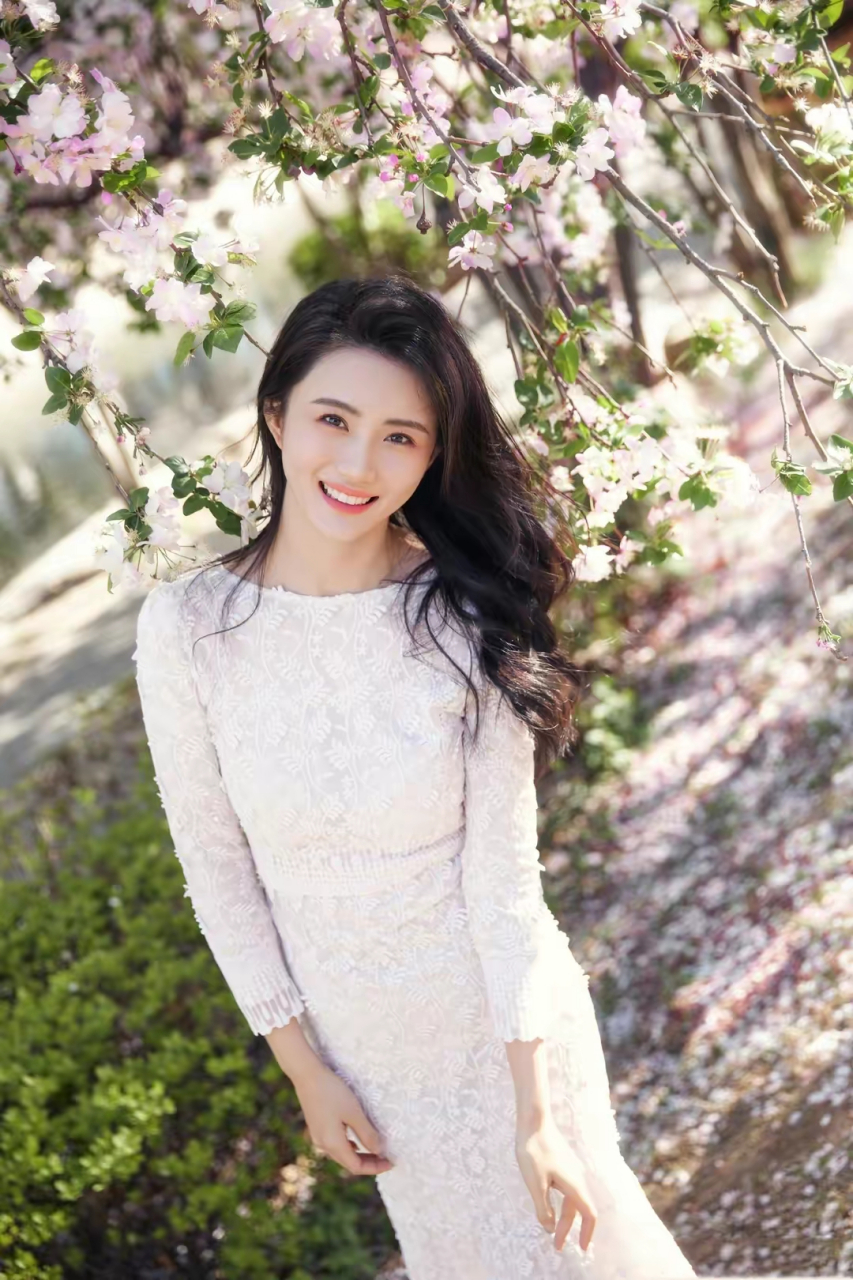 90后女演员赵昕美照上新,一袭白色蕾丝印花连衣裙,治愈感十足