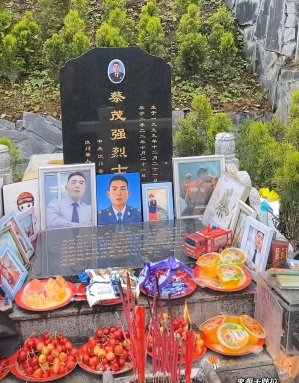 近日,汶川籍烈士蔡茂强生前女友前往烈土陵园看望蔡茂强.