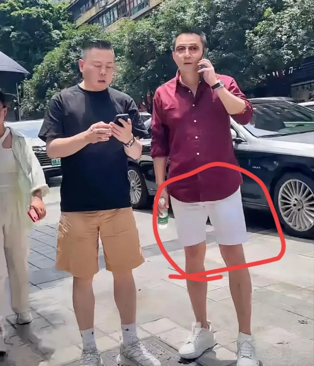 不得不说,小菲人长得确实帅气,但有时在衣服穿搭上不是很到位,如果