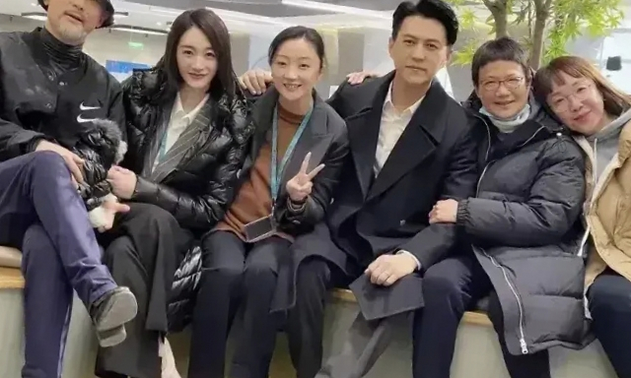 是错位的原因,还是靳东穿了一条不同色的裤子?#趣图搞笑