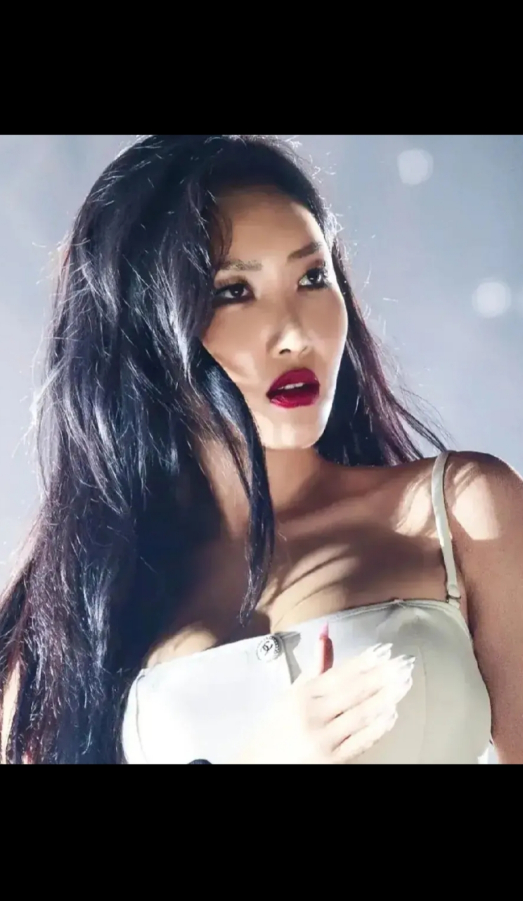 7月10日,韩国女歌手华莎冲上了热搜,只因为前段时间她在某大学表演时