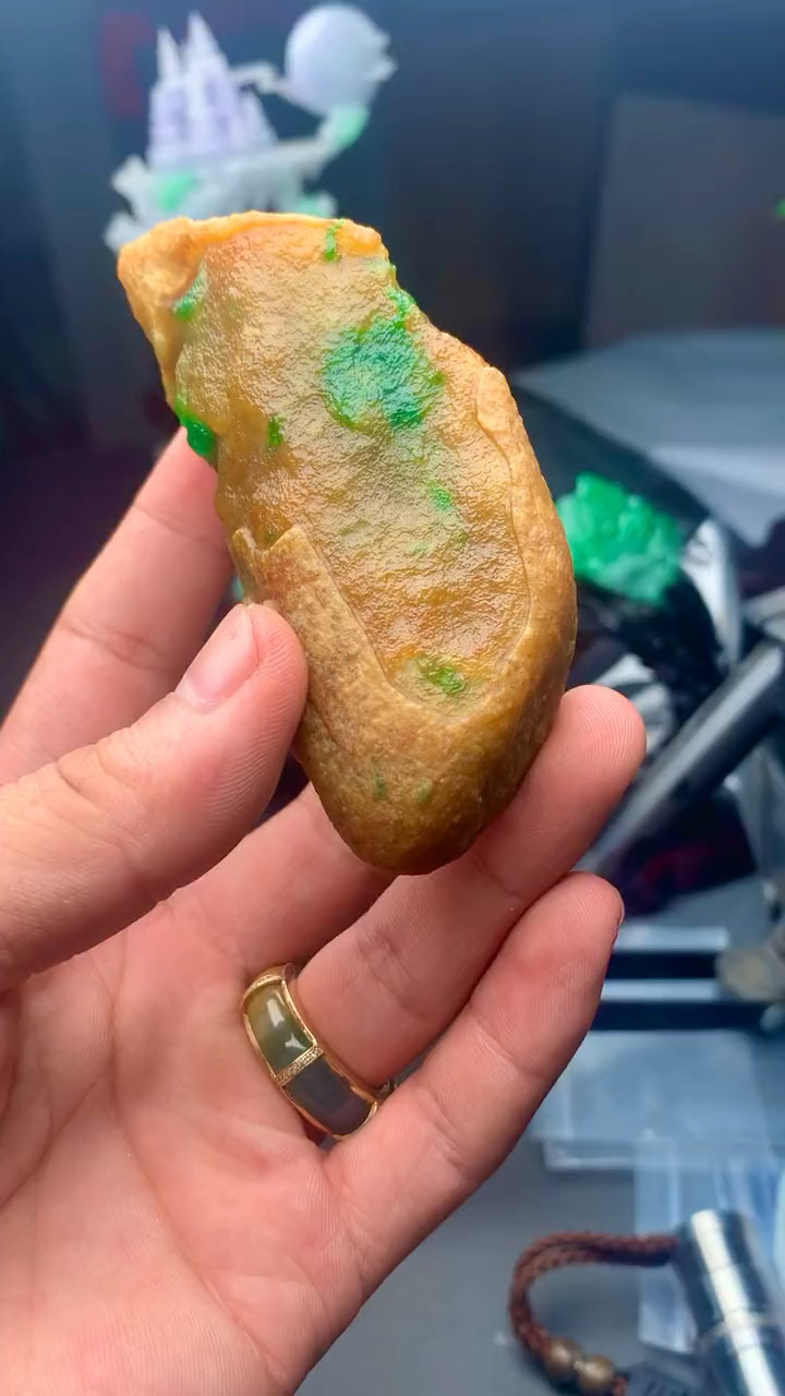 极品大马坎黄加绿翡翠原石你喜欢吗