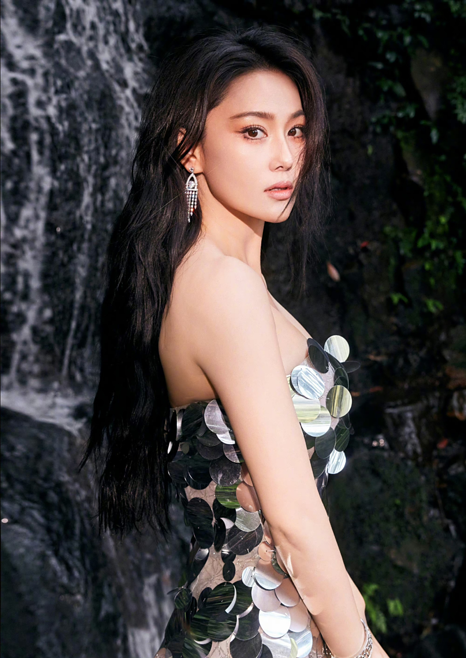 张馨予亮片人鱼裙# 张馨予亮片人鱼裙造型,魅力四射,真的太漂亮啦[打