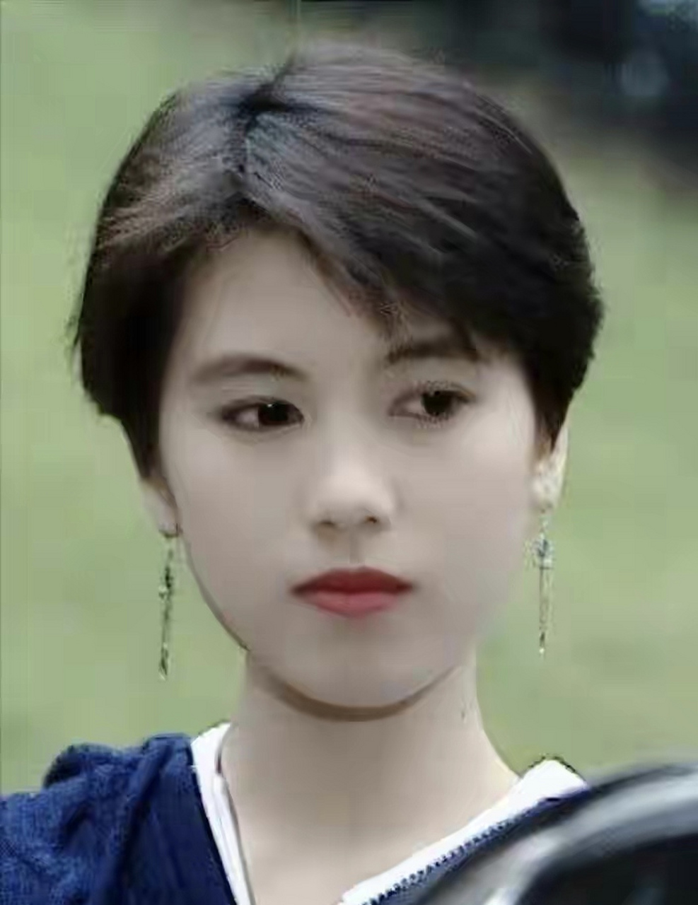 1990年,19岁的新人女演员余倩雯被曾志伟邀请出演电影