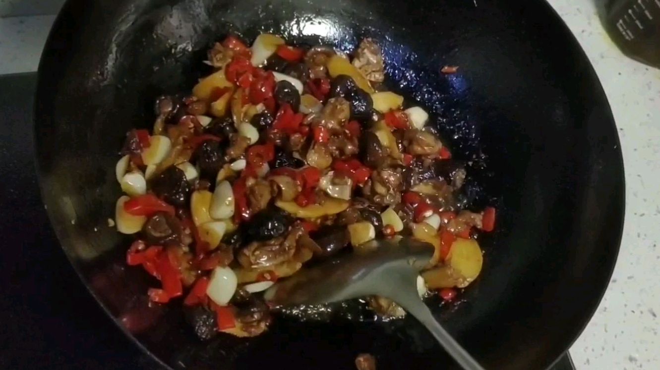 香菇炒鸡 家常做法 这样做香菇更好吃 鸡肉更入味