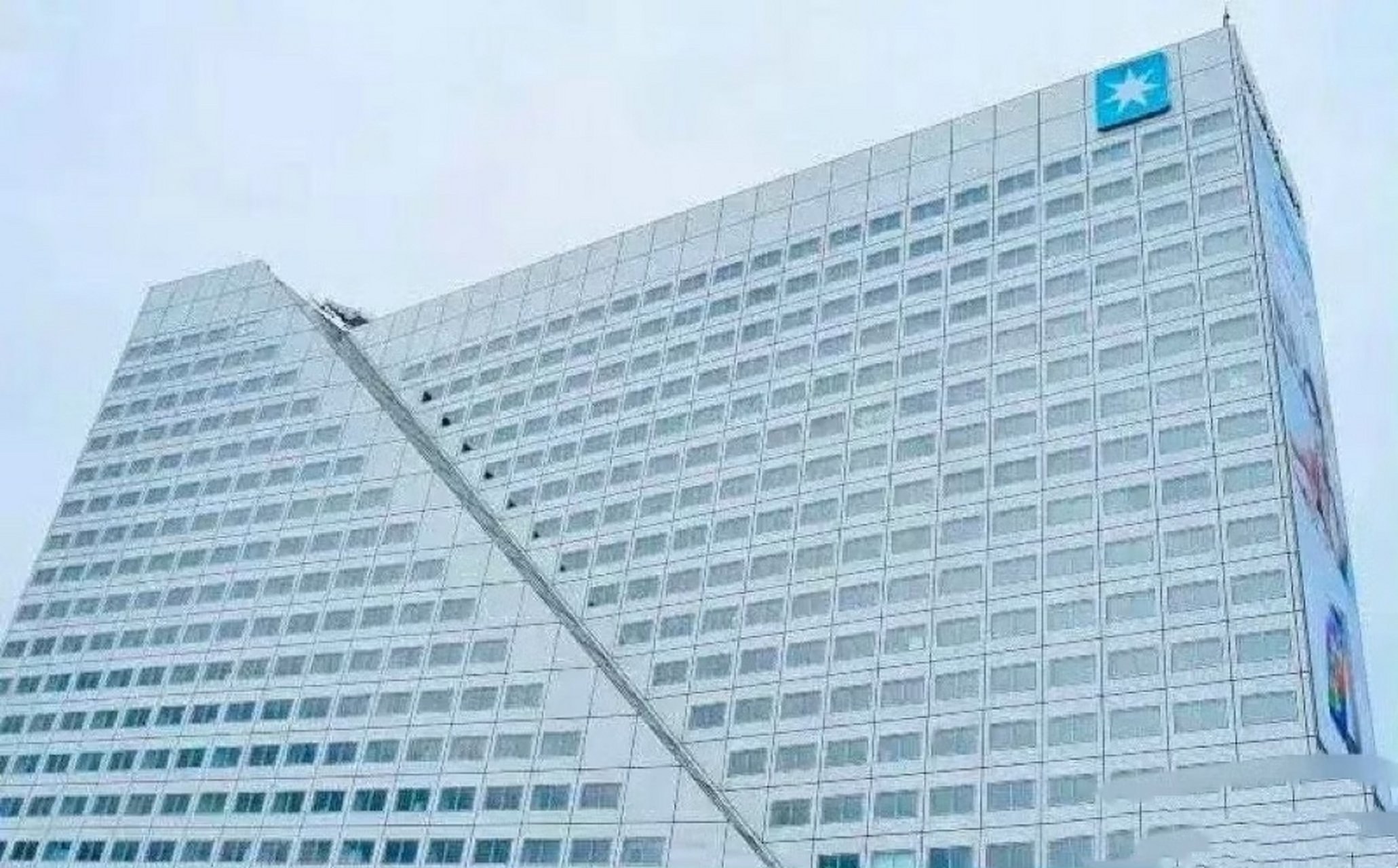 原来成龙当年跳的高楼,是斜坡45度的[吃瓜]