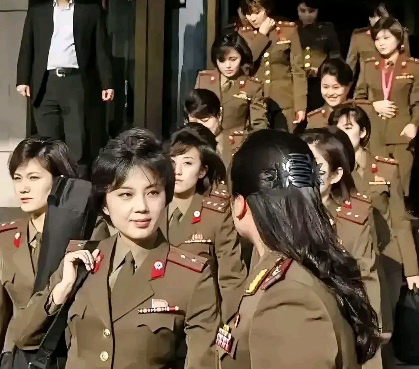 这张照片拍摄于朝鲜平壤,牡丹峰乐团,女演员们排着队走上了舞台,这一