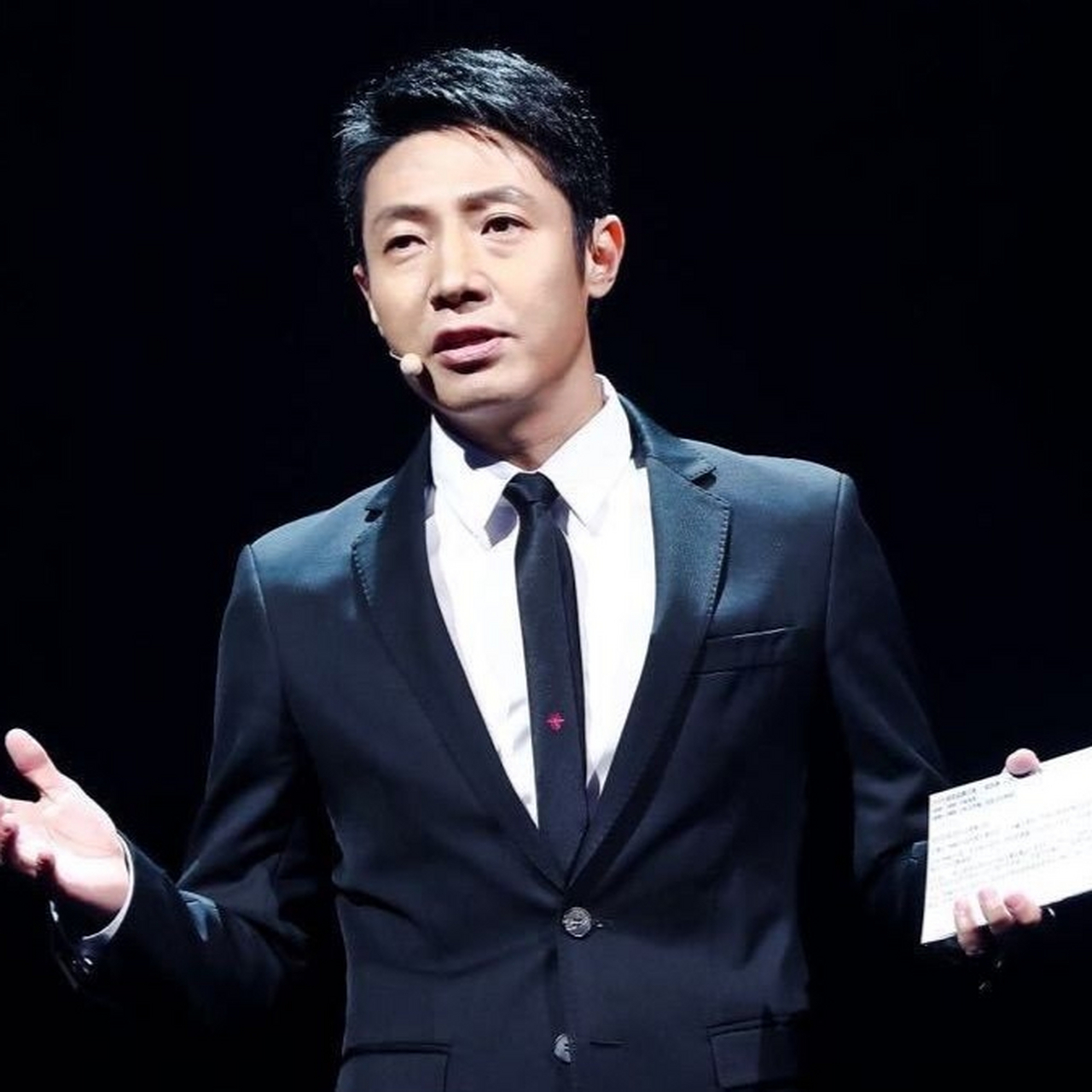 中国央视著名主持人,新闻评论员,出生于1999年,主持央视的《今日说法