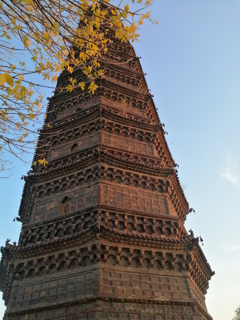 开封铁塔, 天下第一塔. 千年历史, 古人智慧, 我们只能仰视.
