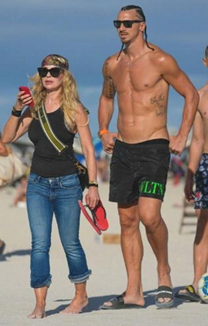 【41岁的瑞典球星伊布现身海滩,秀钢铁腹肌,与爱人感情甜蜜】 现年41