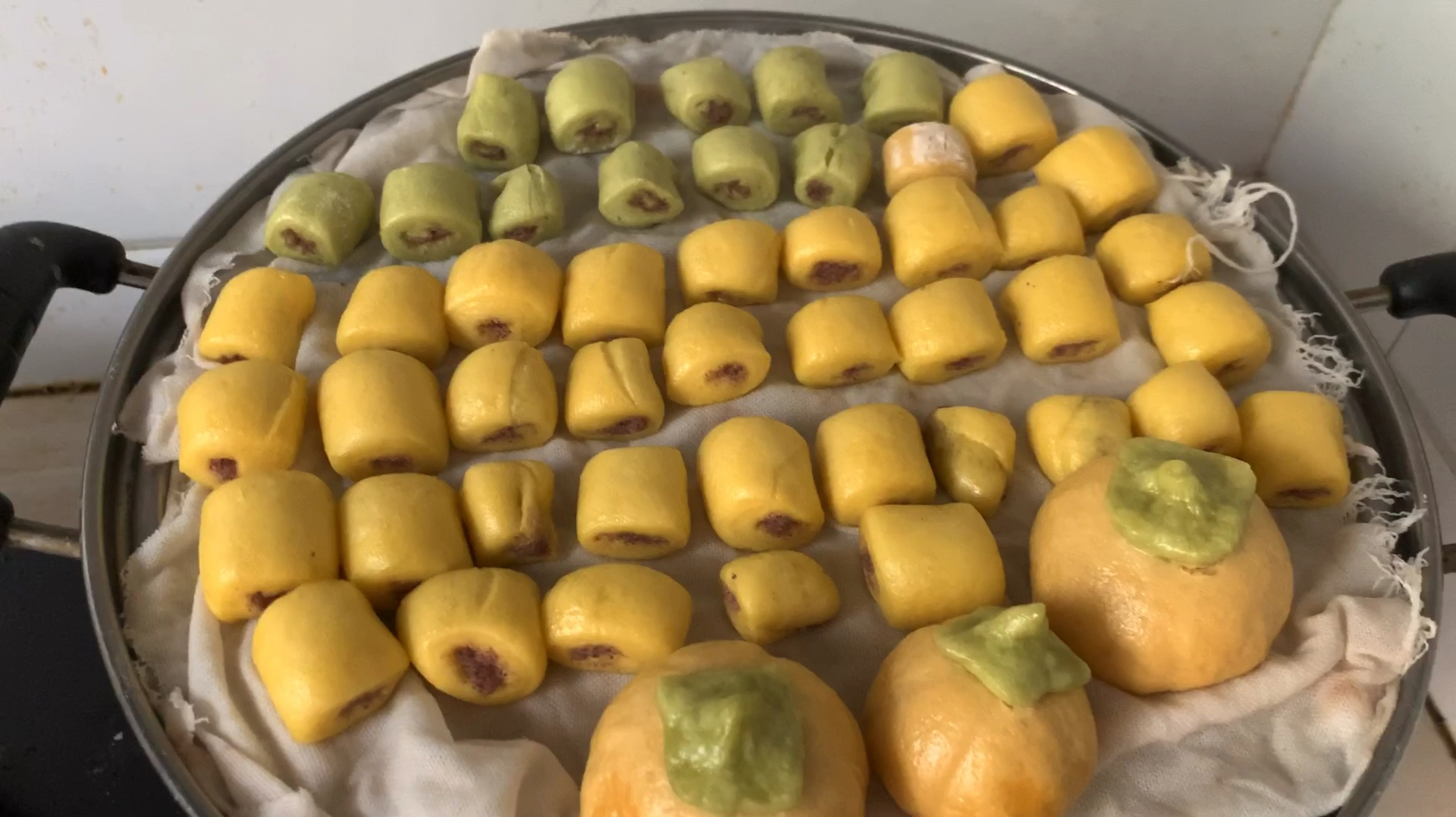 宝妈尝试做七彩小馒头,儿子太给力了,一口气干掉了一整个