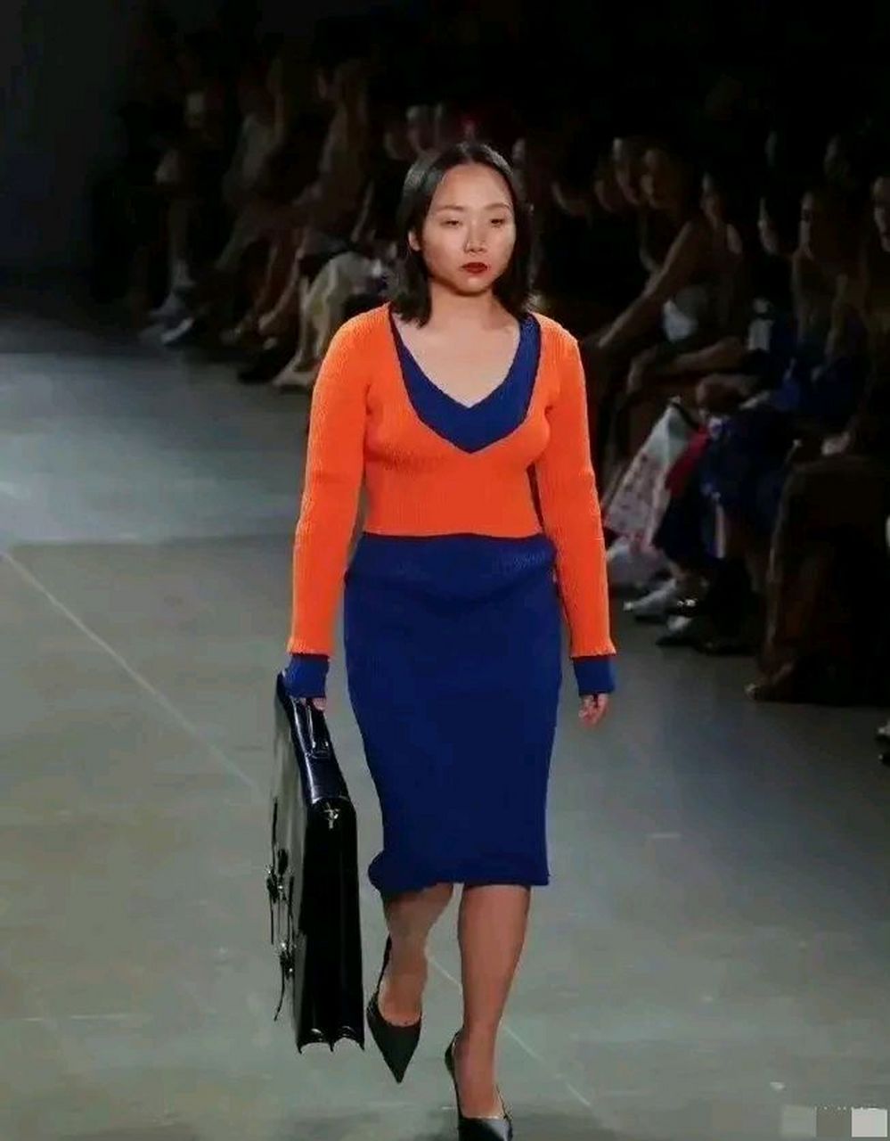 身高1米62的辣目洋子竟然跑去走秀了,一身针织衫霸气现身t台,刻意