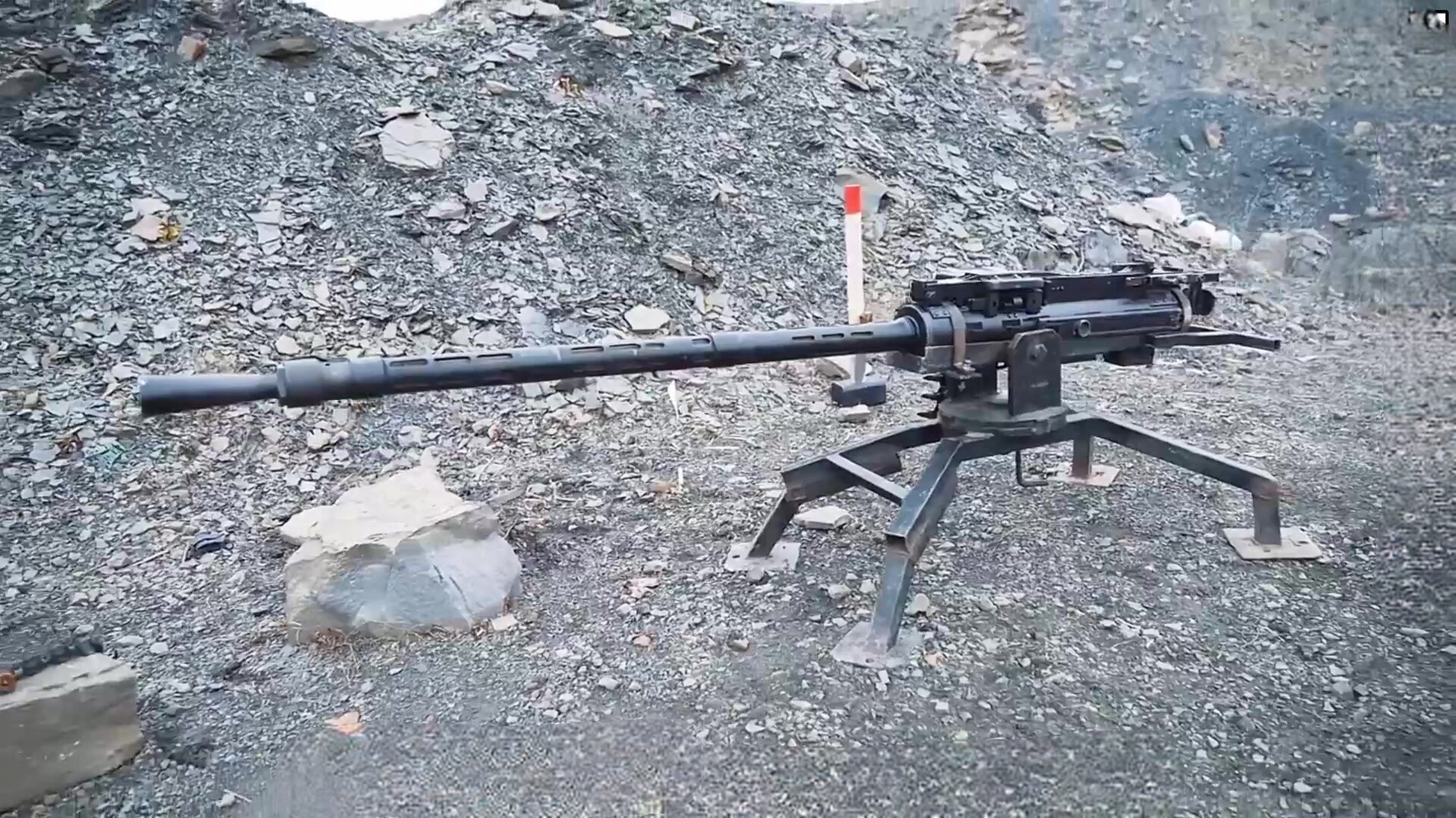 kpv重机枪的枪管长,采用大口径大威力子弹,所以威力巨大,而且适应