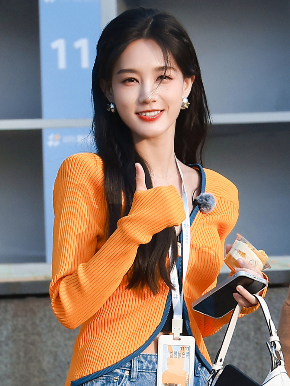 李一桐晒私服穿搭,黄色针织衫配上蓝色牛仔裤,休闲随性不失女人味,显