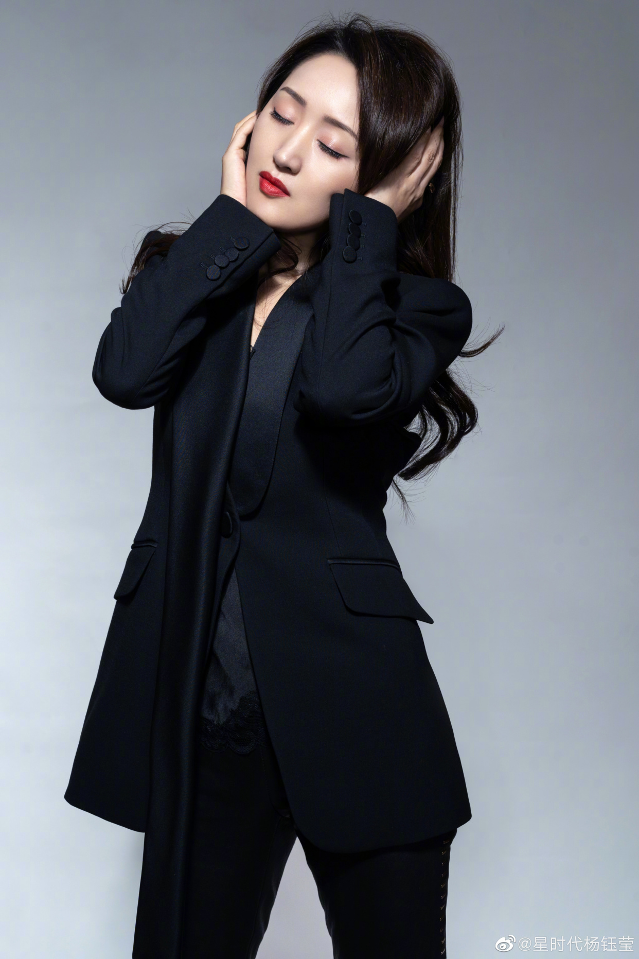 杨钰莹写真,身穿黑色西服,长发披肩,气质优雅,美丽动人