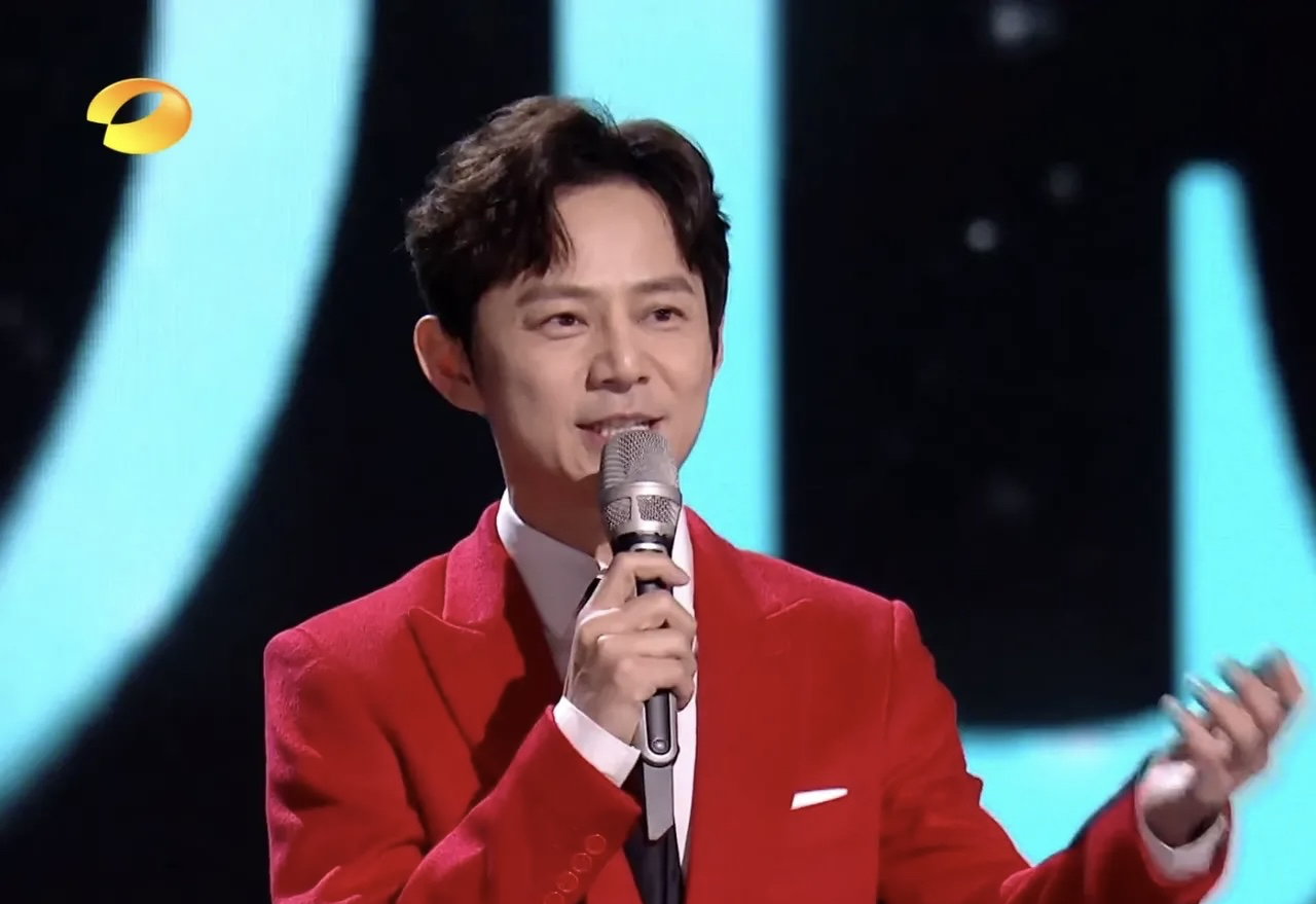 跨年晚会上单独演讲,还被汪涵主动拥抱,何炅的"接班人"出现了