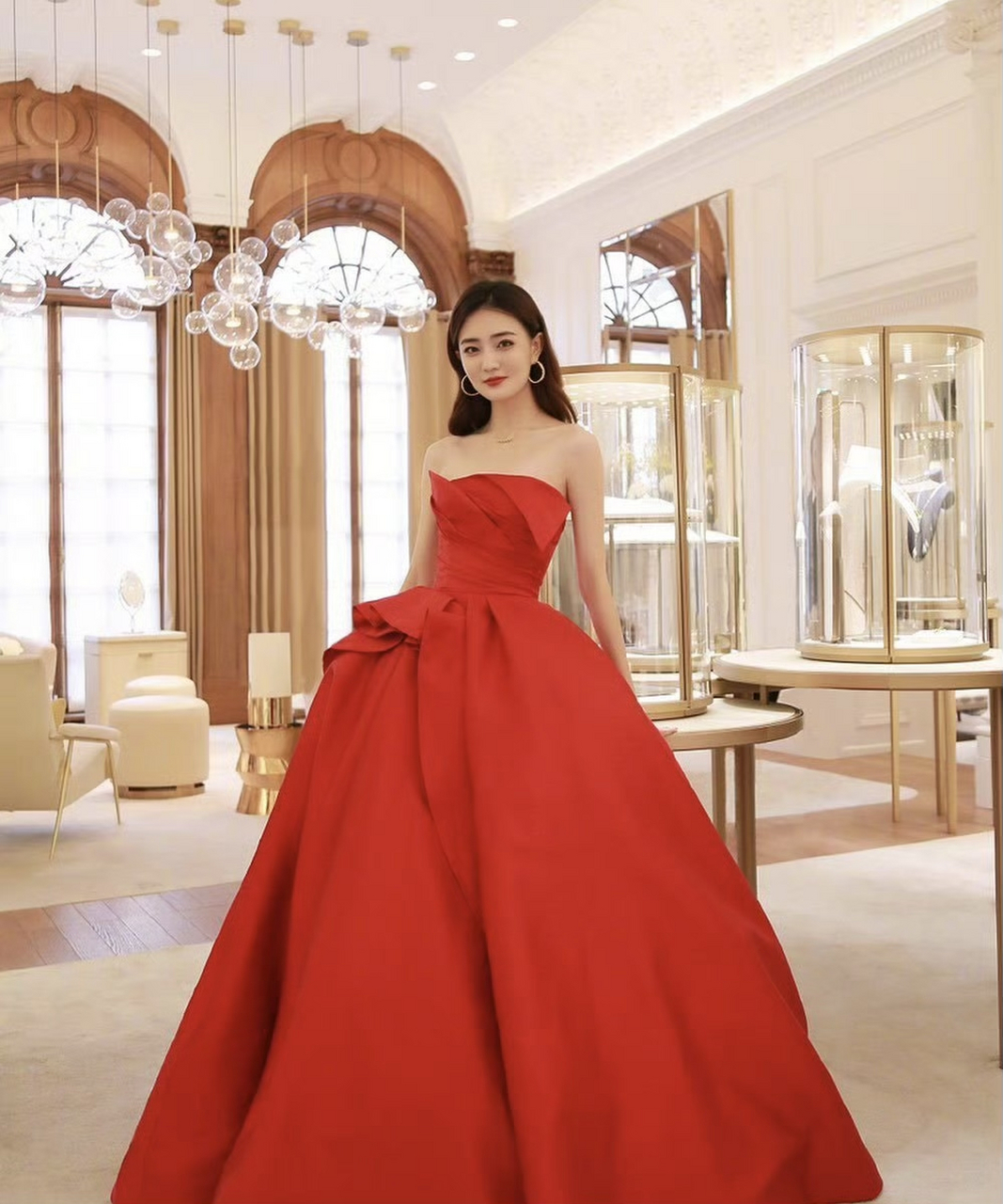 徐璐红色抹胸裙#优质作者榜