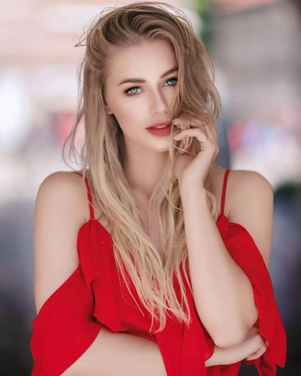 是一位来自波兰的新人网红,也是2022年马奥波尔斯基省小姐大赛的冠军