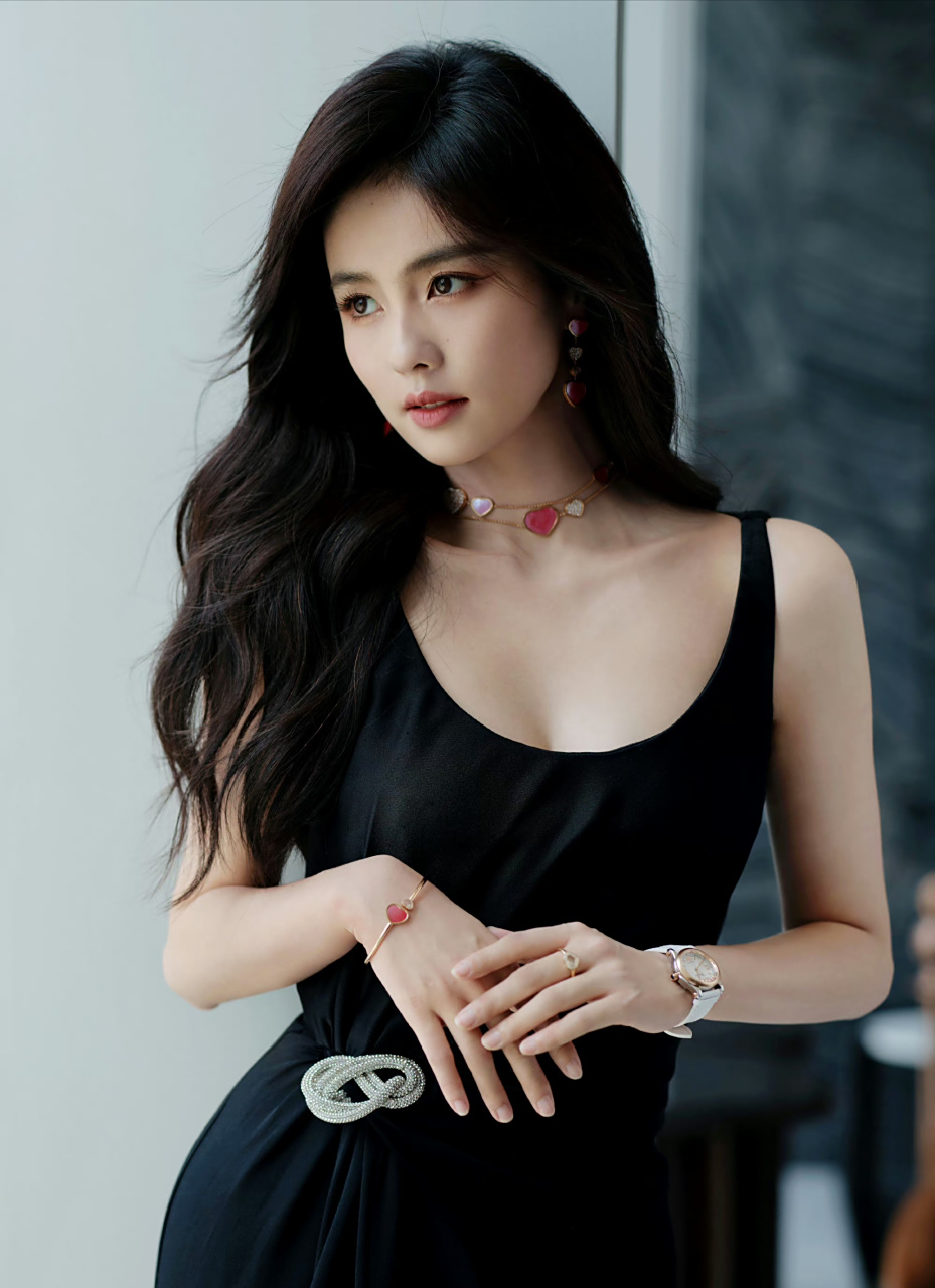 同一套礼服,感觉白鹿还是把头发散开更好看!#娱乐没有圈