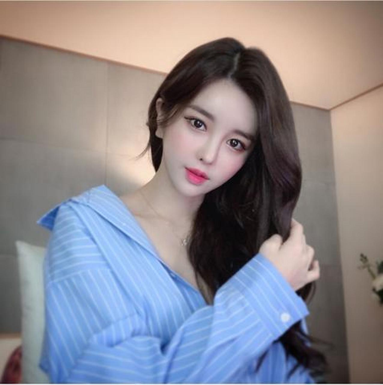 杭州一男子给女主播表白,手捧鲜花,没想到女主播拒绝见面,男子苦等2