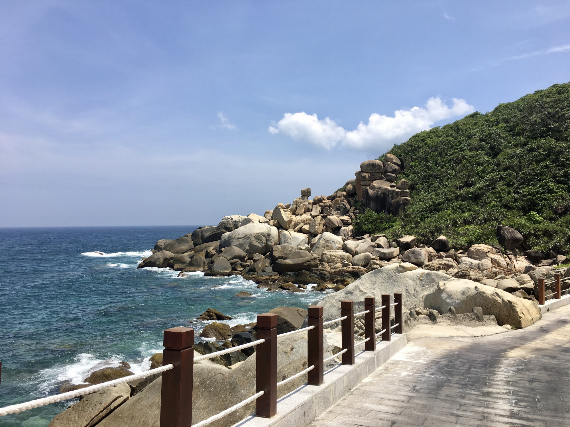 蜈支洲岛,观日岩上凭海临风