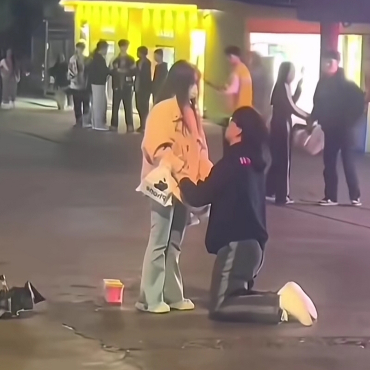 情侣街头发生争执,男子跪在地上苦苦哀求,最终女友还是选择了回老家