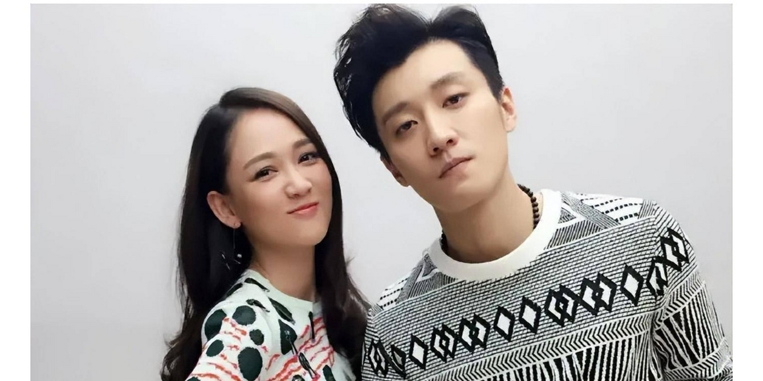 44岁陈乔恩穿泳衣游泳,身材纤细苗条似少女,老公艾伦负责拍视频  幸福