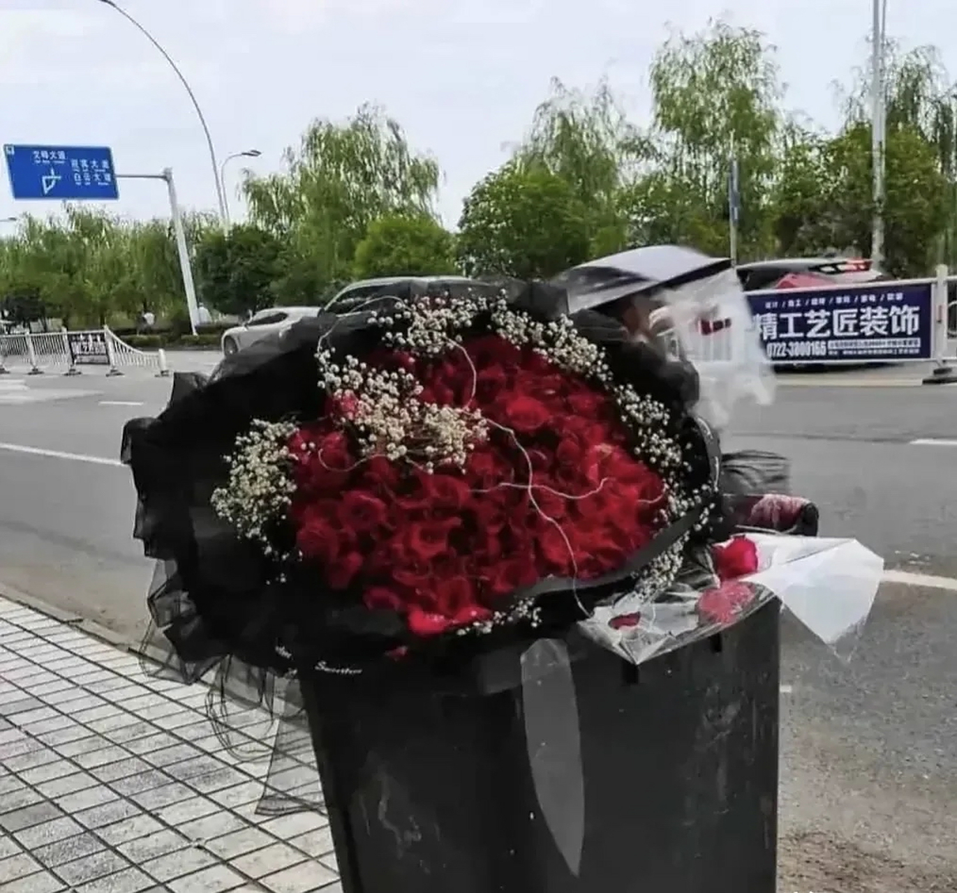 丢弃的花,畸形的婚恋观 2月14日,西方情人节过后,许多的鲜花被遗弃在