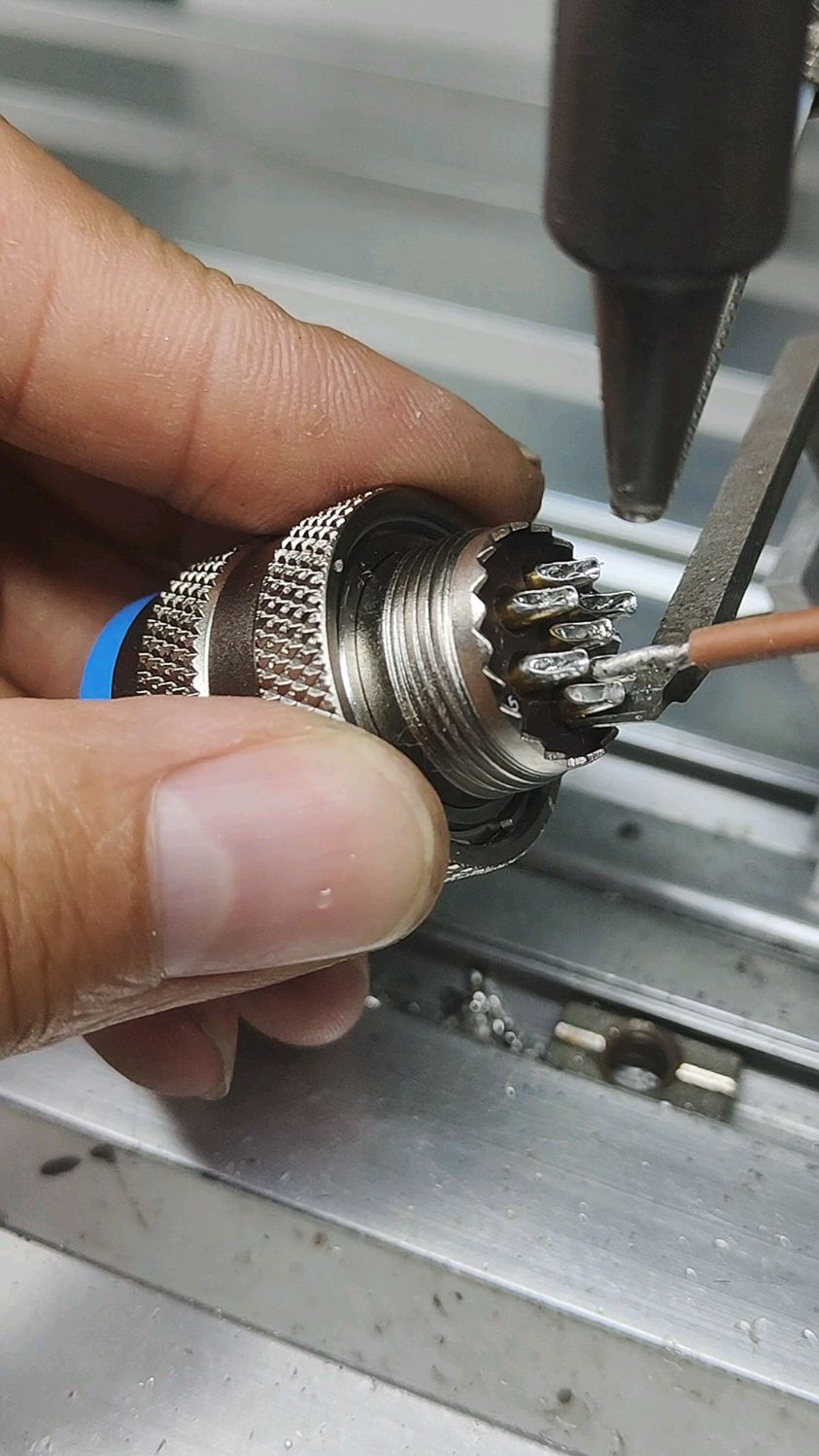 航插头焊线 #每天分享焊接小技巧 #电子产品-度小视