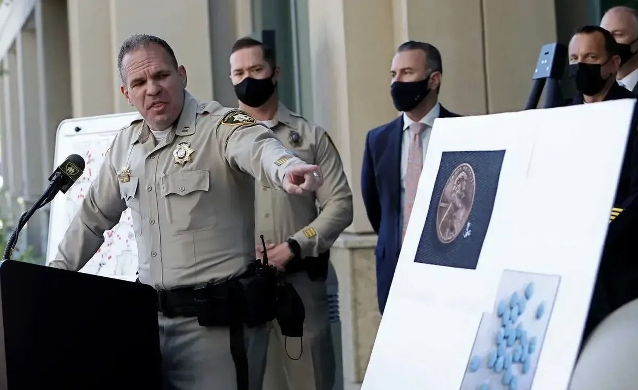 网友真眼尖,居然发现在夏威夷毛伊岛火灾后露面的警察局长约翰.