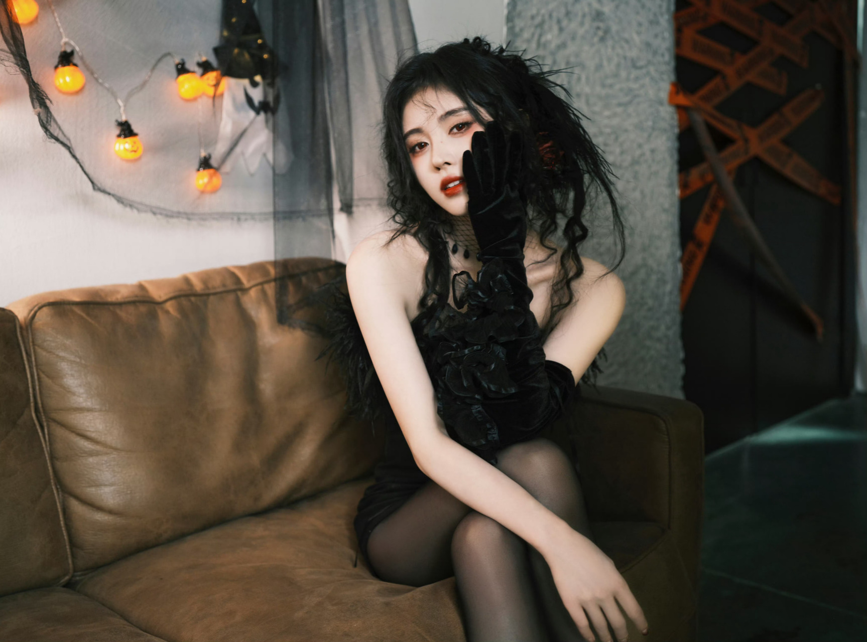 鞠婧祎小姐姐的丝袜美腿照,黑色羽毛超短裙搭配黑色丝袜,迷人充满魅力