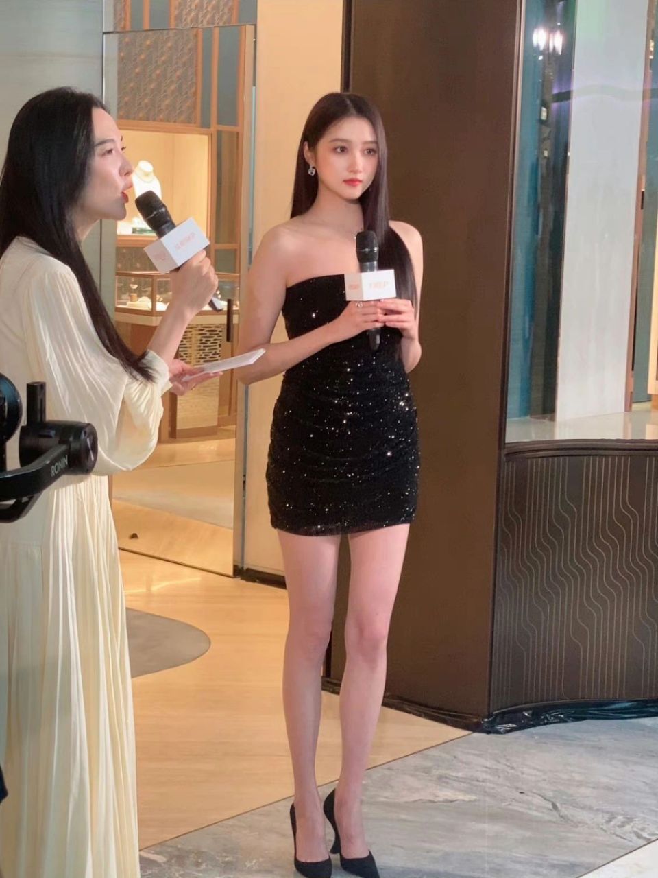 我晕 关晓彤的每一次黑短钻包臀裙live都|||绝杀!