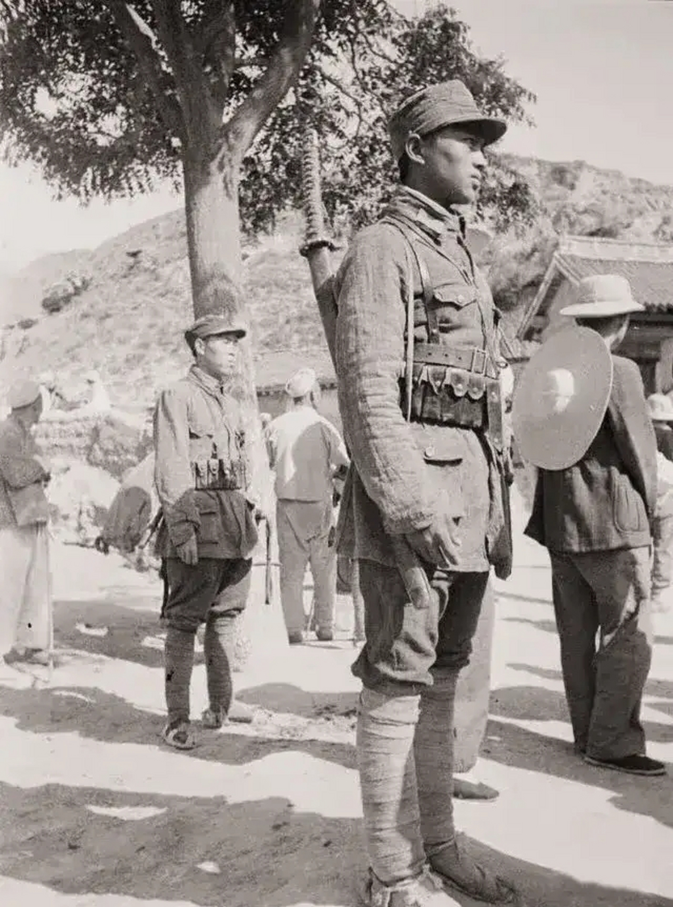1944年,陕甘宁边区,正在站岗的八路军战士.