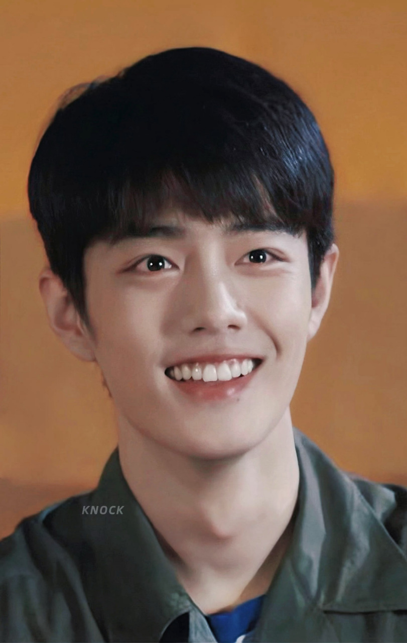 超喜欢肖战的露齿笑, 眼睛眯起来,牙齿露出来的笑才是真的好看呀!