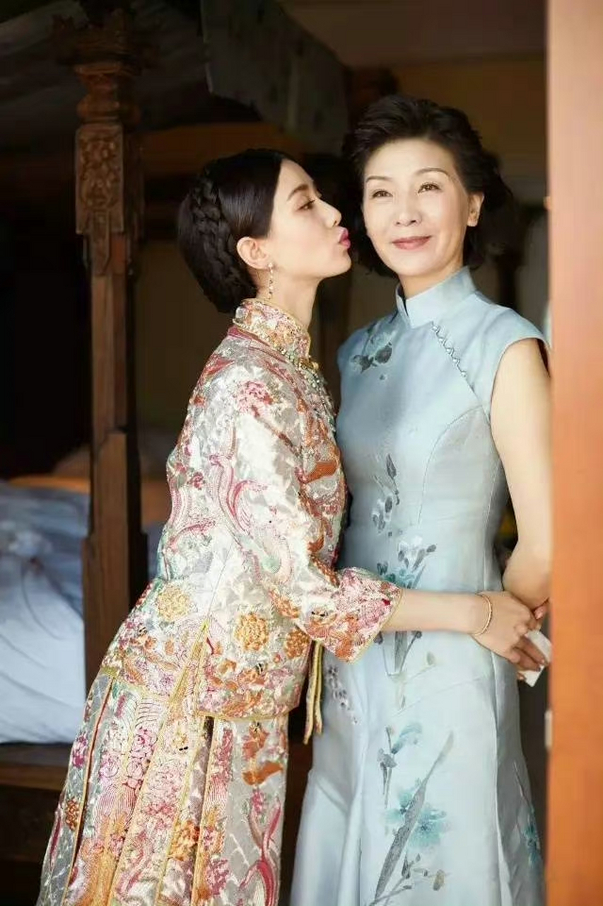刘诗诗婚礼上和两个妈妈碰杯[二哈]