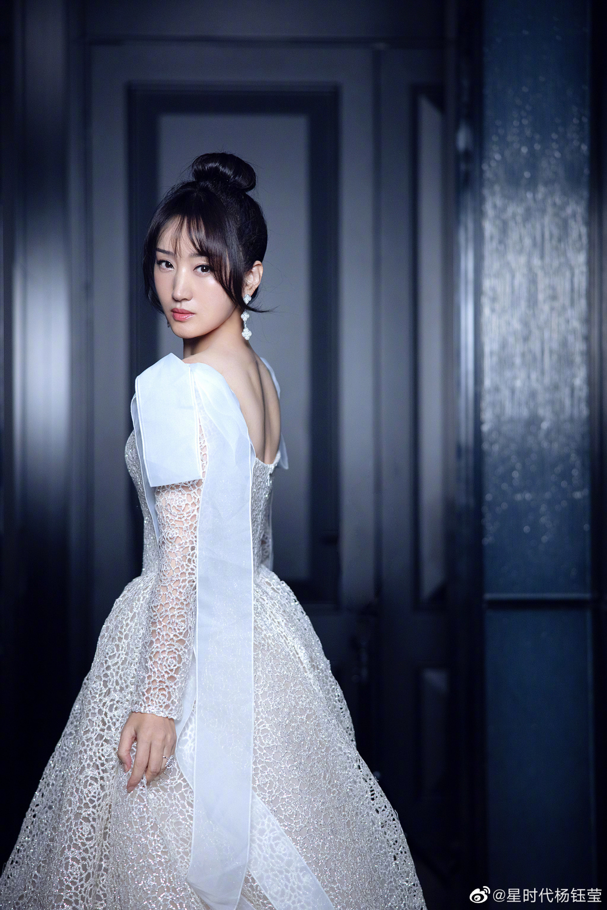 杨钰莹写真,一袭白色镂空公主裙,端庄典雅,纯美动人