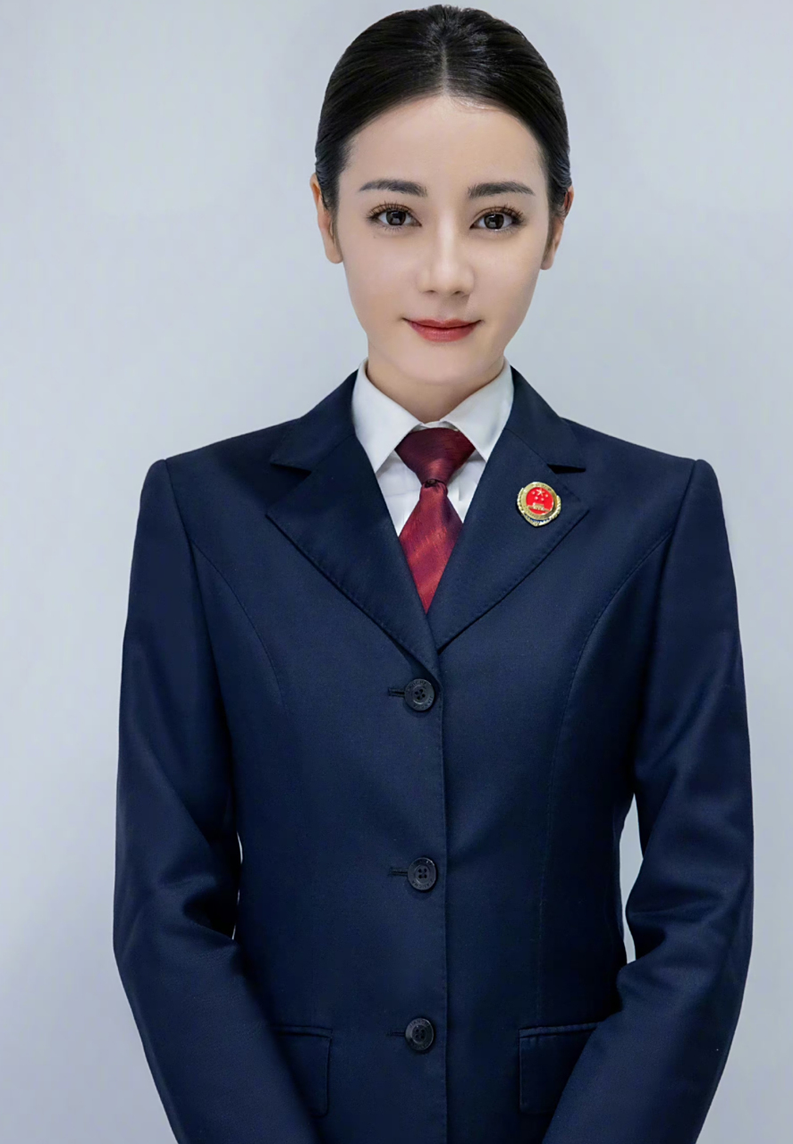 《利剑玫瑰》以打拐剧情为主,迪丽热巴主要演绎一个英姿飒爽的女警官